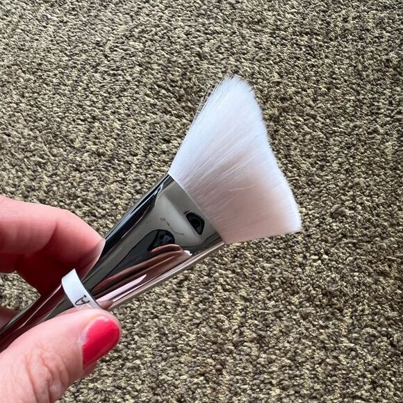 It cosmetics Skin Smoothing Complexion Brush - Picture 6 of 8